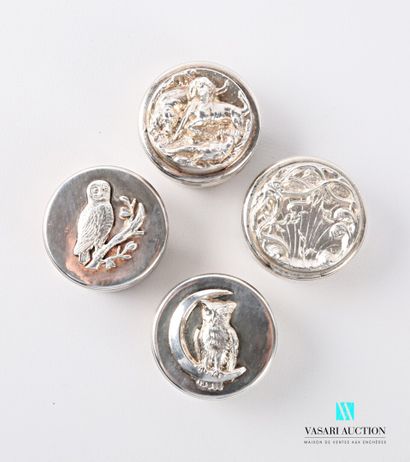 null Set of four round pillboxes in silver metal, the lid presenting for two of the...