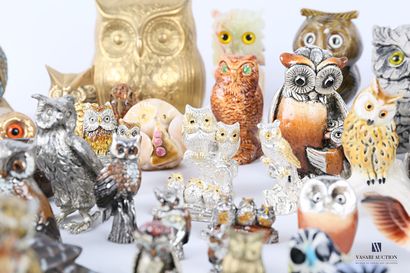 null Lot comprising one hundred and fourteen owls in various materials such as figurines,...