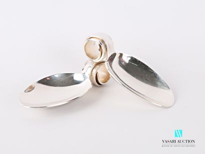 null Continuation of two spoons "plugged" in silver plated metal, the plug in winding.

Length...
