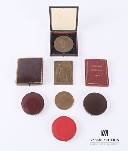 null Lot including eight bronze and metal medals such as : 

-A rectangular medal...
