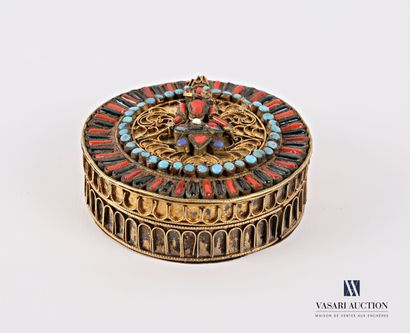 null Round box in gilded silvery metal, the lid decorated with a cloisonné enamel...