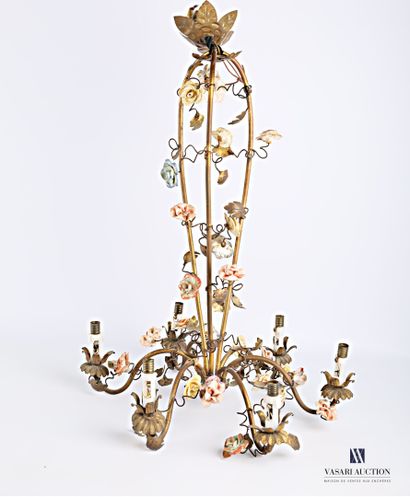 null Brass chandelier with six light arms decorated with porcelain rosebuds

High....