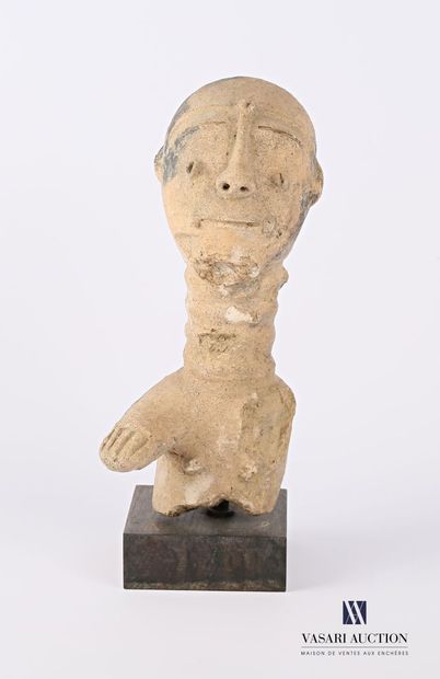 null COTE D'IVOIRE/GHANA - ANYI

Terracotta statuette "Mma" representing a man with...