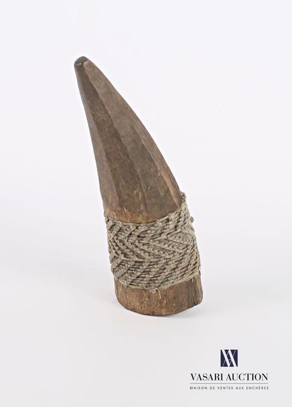 null Tribal art. Moara. Wood carved in the shape of horn and weaving of thread, 20th...