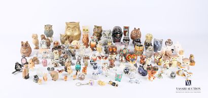 null Lot comprising one hundred and fourteen owls in various materials such as figurines,...