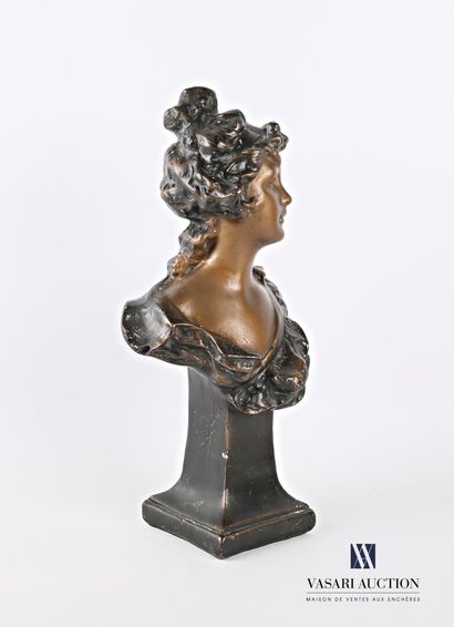 null Plaster subject with double patina representing the bust of an elegant.

(small...