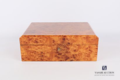 null Cigar box in wood veneer magnifying rectangular shape, the upper edges chamfered,...
