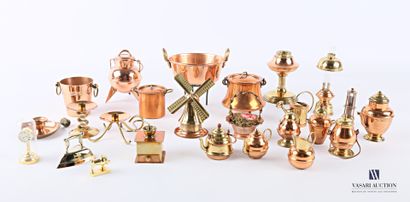 null DOLL'S FURNITURE

Set of copper utensils including a cauldron and its support,...