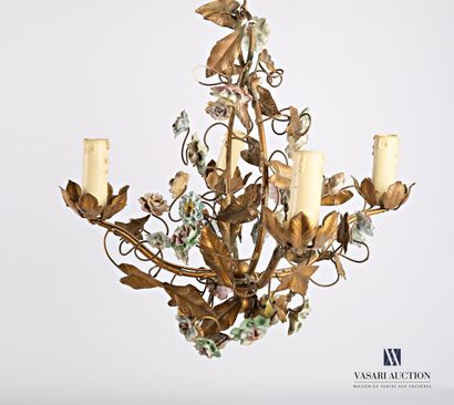 null Brass chandelier with four light arms decorated with porcelain rosebuds

High....