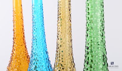 null Lot de cinq bouteilles piriformes en verre bullé teintés ambre, vert et bleu...
