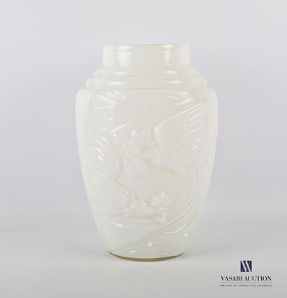 null Vase en verre opalin de forme ovoïde à décor moulé de combats de coqs

Haut....