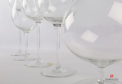 null Lot en verre cristallin comprenant cinq verres à pied d'exposition, les gobelets...