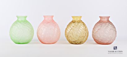 null Lot de quatre vases en verre de couleur rose, verte et ambré de forme ovoïde...