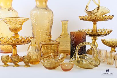 null Lot en verre teinté ambre comprenant un vase de forme balustre orné de pampres...