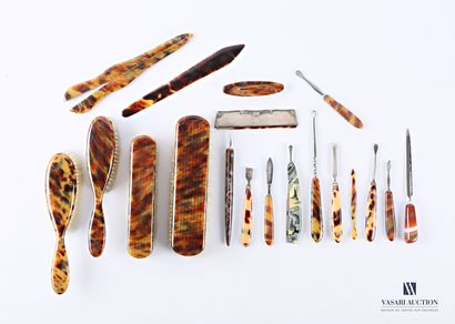 null Set in imitation tortoiseshell celluloid comprising nineteen pieces including...