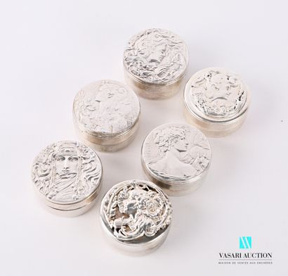 null Set of six round shaped pill boxes in silver metal, the lid presenting elegant...