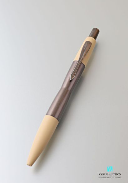 null PARKER 

Beige lacquered and patinated metal pen
