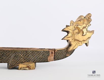 null ASIA

Shuttle-shaped empty pocket made of lacquered and carved wood with a dragon's...