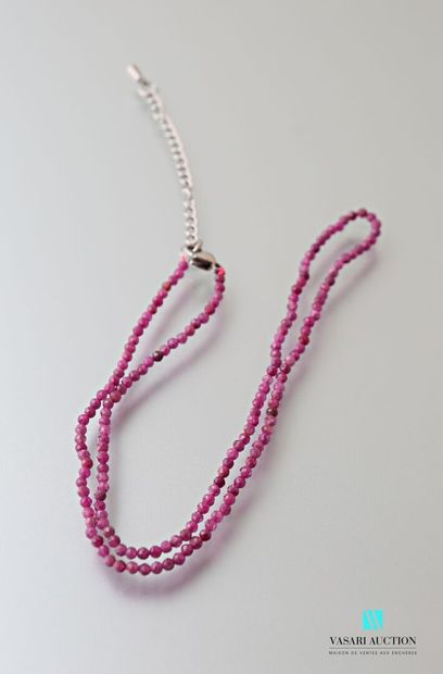 null Thin necklace decorated with faceted ruby pearls, the clasp snap hook in metal

Length...