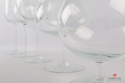 null Crystal glass set including five stemmed glasses, cups of various shapes.

Top....
