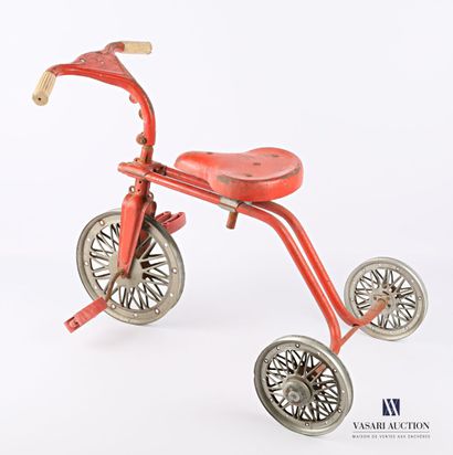 null Tricycle en métal et plastique de couleur rouge 

(usures et manques)

Haut....