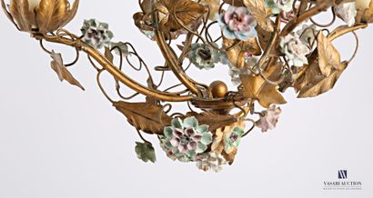 null Brass chandelier with four light arms decorated with porcelain rosebuds

High....