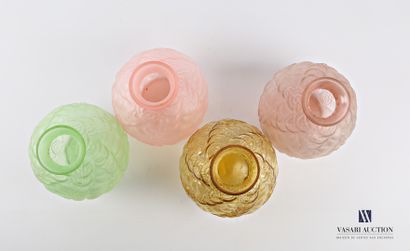 null Lot de quatre vases en verre de couleur rose, verte et ambré de forme ovoïde...