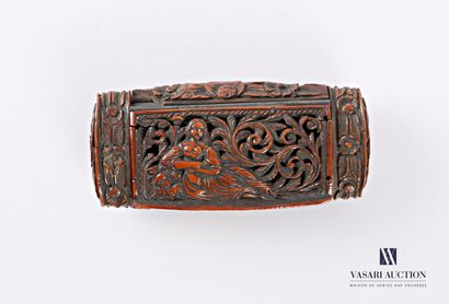 null Rectangular snuffbox made of moulded and sculpted wood, it opens with an openwork...