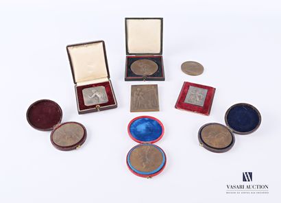 null Lot comprenant huit médailles en bronze et métal telles : 

-Une médaille rectangulaire...
