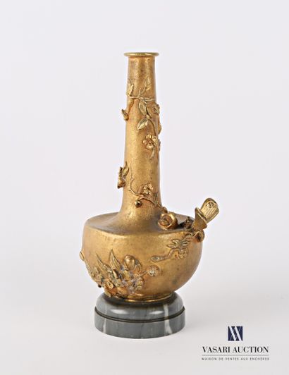 Vase soliflore en bronze, le col allongé...