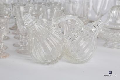 null Lot en verre transparent comprenant un pot couvert en verre moulé à décor de...