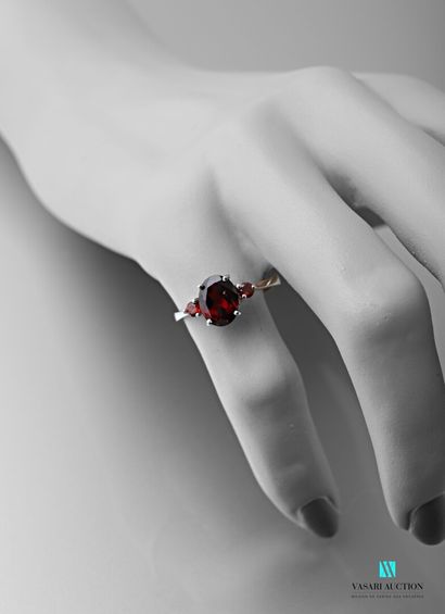 null 925 sterling silver ring set with three garnets 

Ppids: 2.7 g Size 56