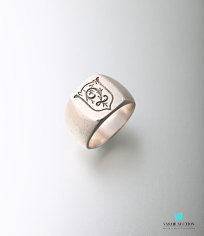 null Silver signet ring with an escutcheon 

Weight: 15.6 g Finger turn: 57