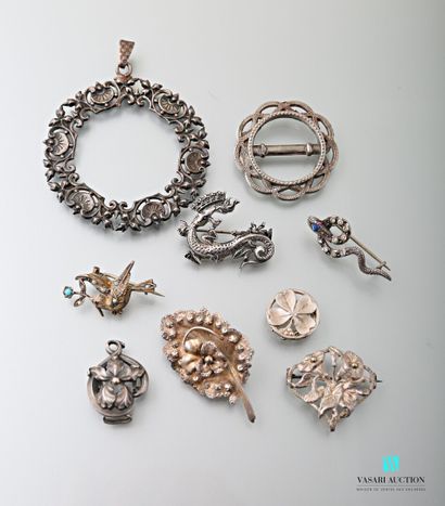 null Four silver brooches and two silver clips from the end of the 19th century:...