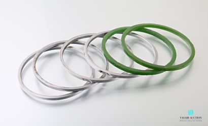 null Six square-section rush bracelets: four in steel and two in green composition...
