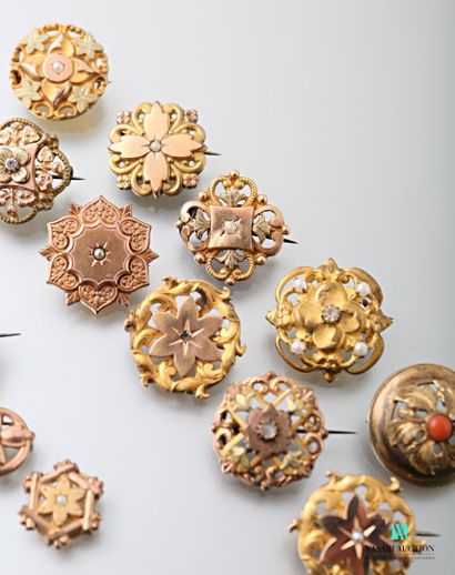 null Eleven brooches and two clips in gold-plated from the end of the 19th century...