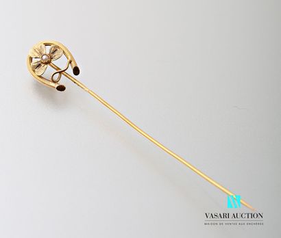 null Pin in yellow gold 750 thousandths, horseshoe motif decorated with a clover...