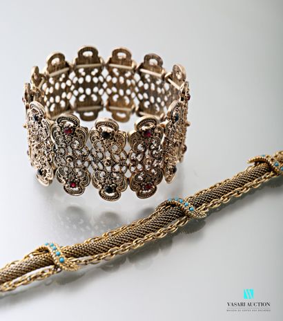 null Deux bracelets fantaisie en métal : un souple à maille serpent et ovales entrelacées...