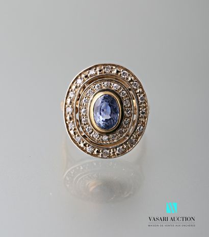 null Ring in 750 thousandths yellow gold, oval motif centred on a sapphire in a double...