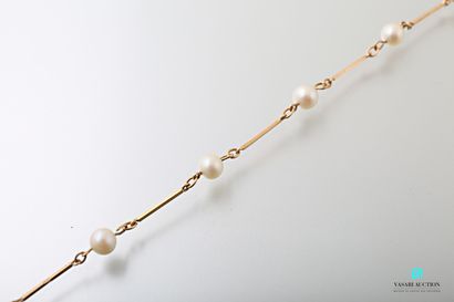 null Bracelet en or jaune composé de cinq barrettes d'or alternées avec des perles

Poids...