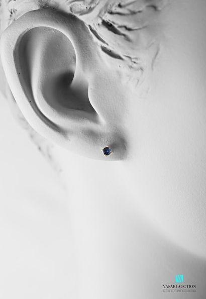 null Pair of 750-thousandths white gold ear studs set with two round sapphires, each...