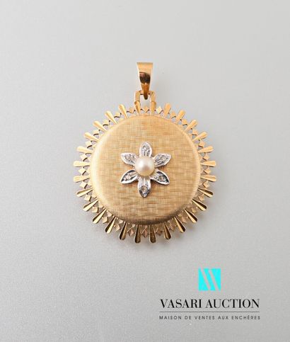 null Yellow gold pendant 750 thousandths decorated in its center with a flower adorned...