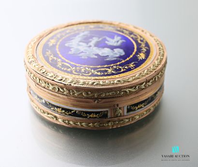 null Small round box in 750 thousandths gold of three tones, the lid and back with...