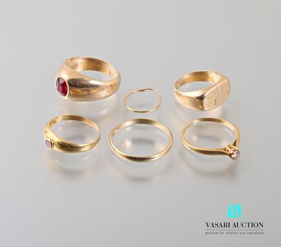 null Gold cassia set with five rings

Gross weight: 20.12 g