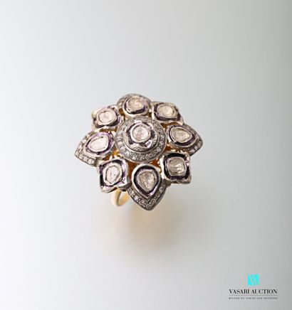 null Silver and gold ring 375 thousandths in the shape of a star decorated with rough...
