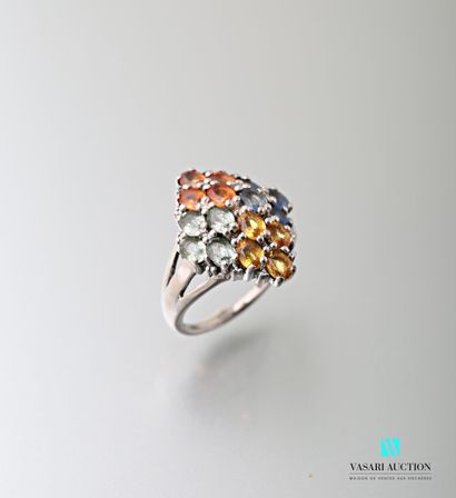 null 925 silver ring of diamond shape decorated with multicoloured treated sapphires.

Gross...