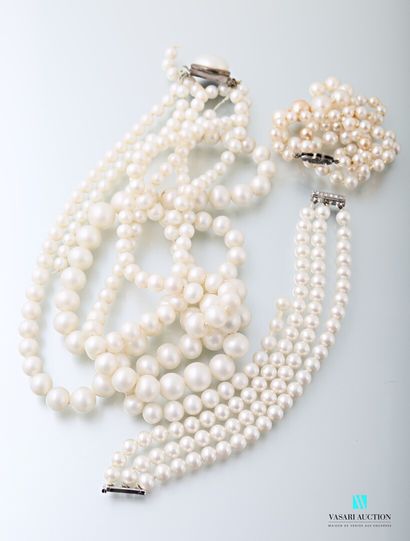 null Un collier de perles fantaisie en chute (46 cm), un collier trois rangs de perles...
