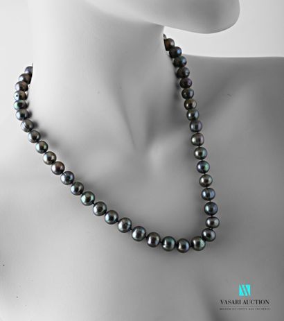 null Baroque grey cultured pearl necklace, silver plated metal clasp 

Length 48...