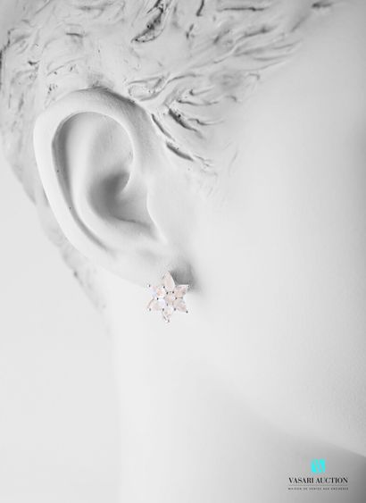 null Pair of 925 Sterling Silver Flower Earrings with Moonstone Pair of Moonstone...