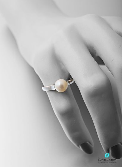 null 
750 thousandths white gold ring set with a cultured pearl (diameter 7.4 mm)...